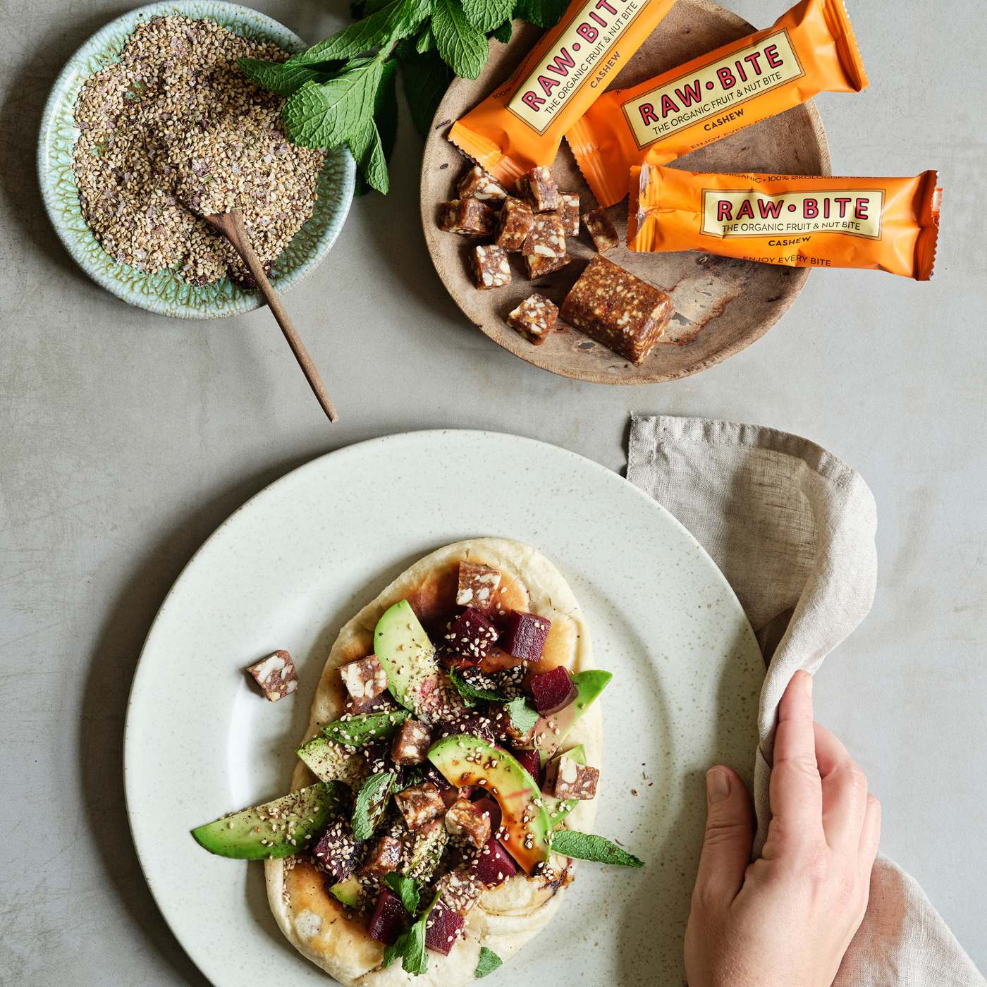 Hjemmelavede fladbrød med RAWBITE og zataar