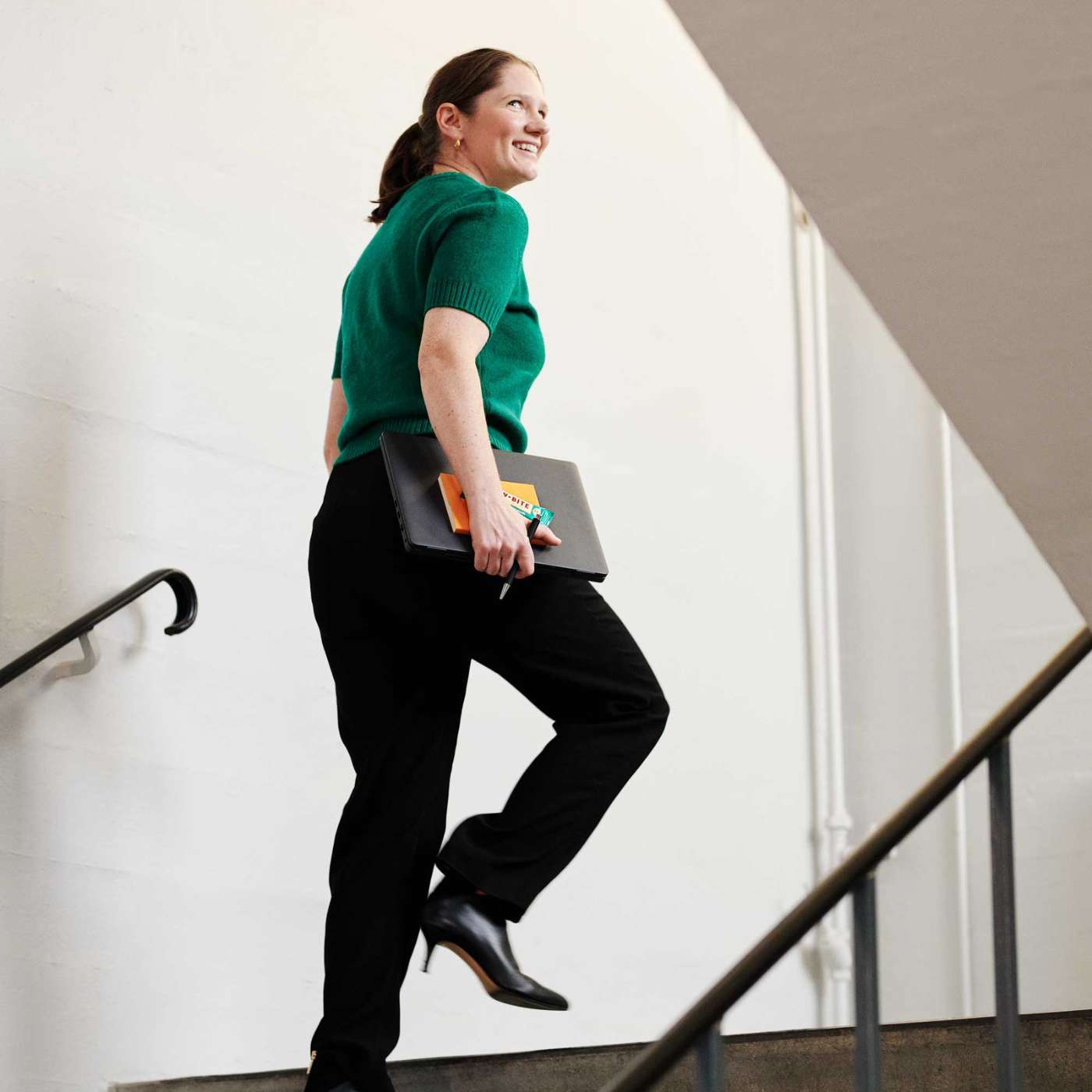 Kvinde går op ad trappen med RAWBITE