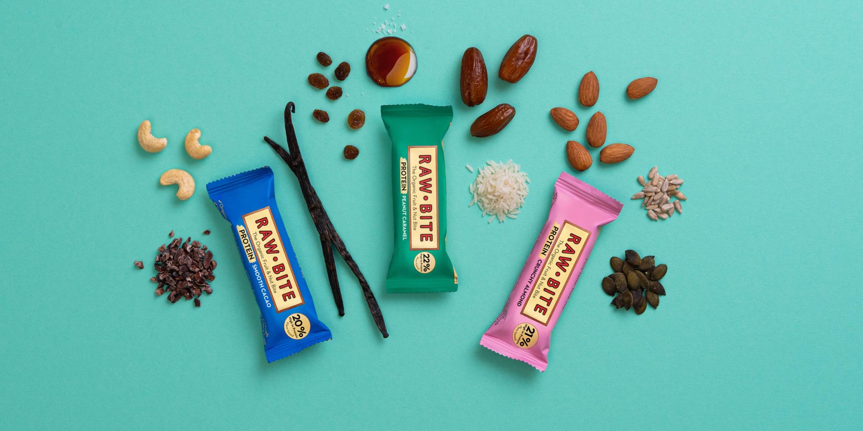 RAWBITE proteinbarer med ingredienser på en grøn baggrund