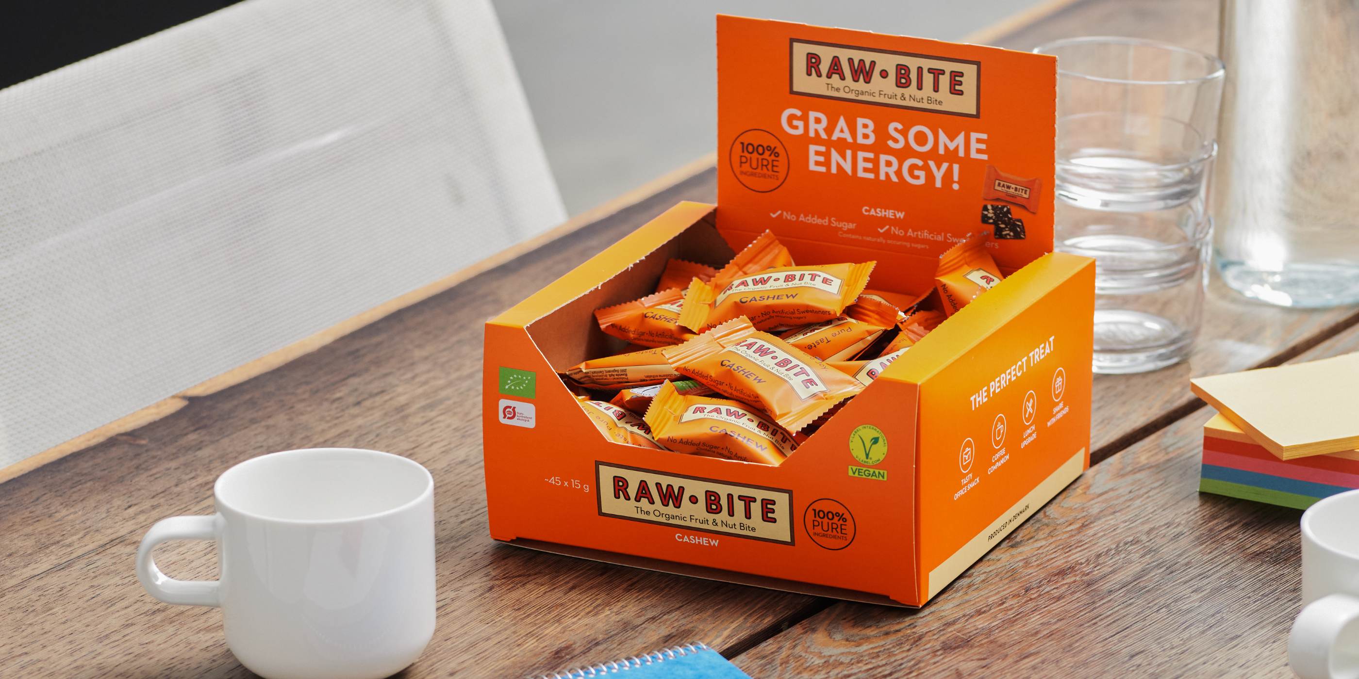 RAWBITE Cashew Office Box på mødebord