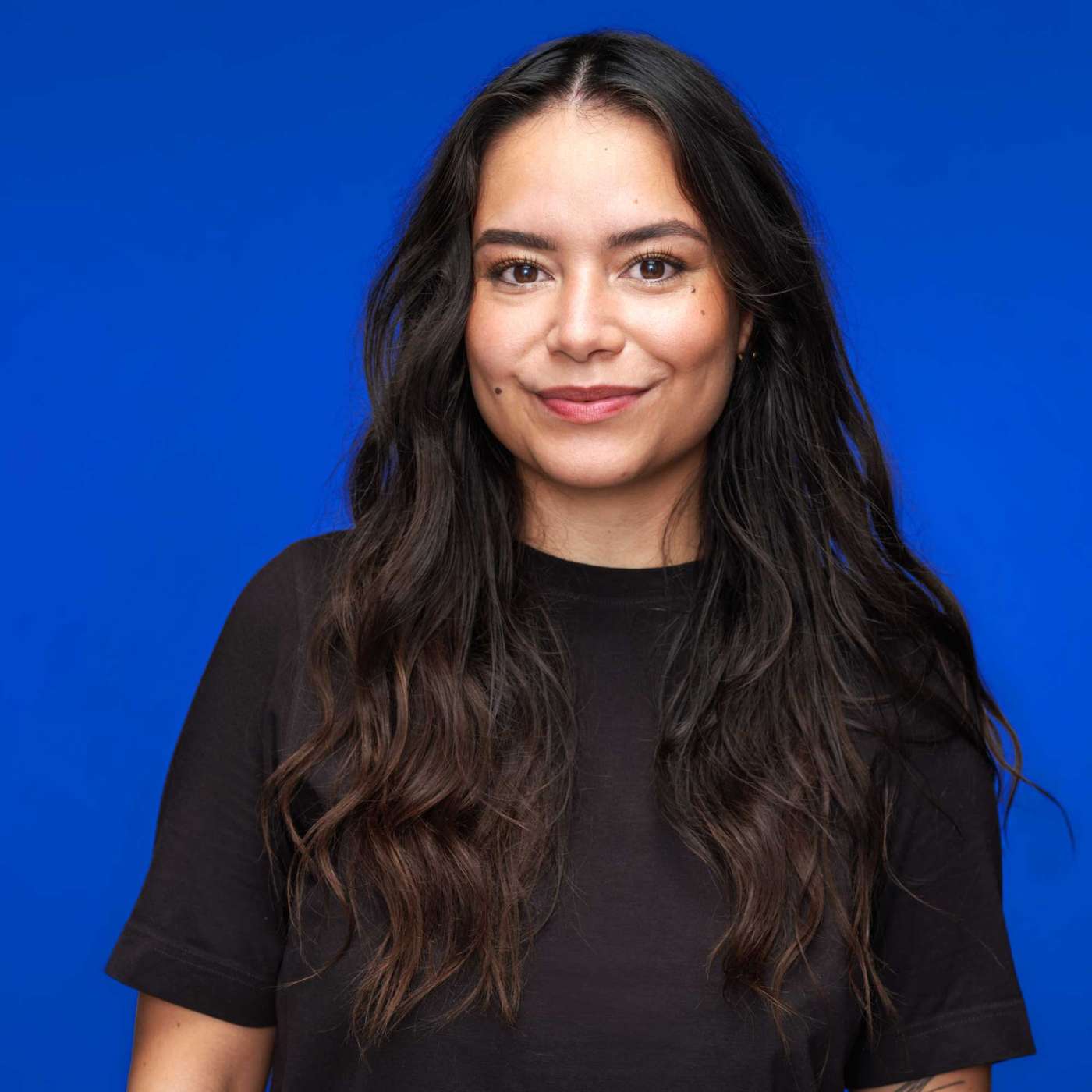 Maria M på blå baggrund