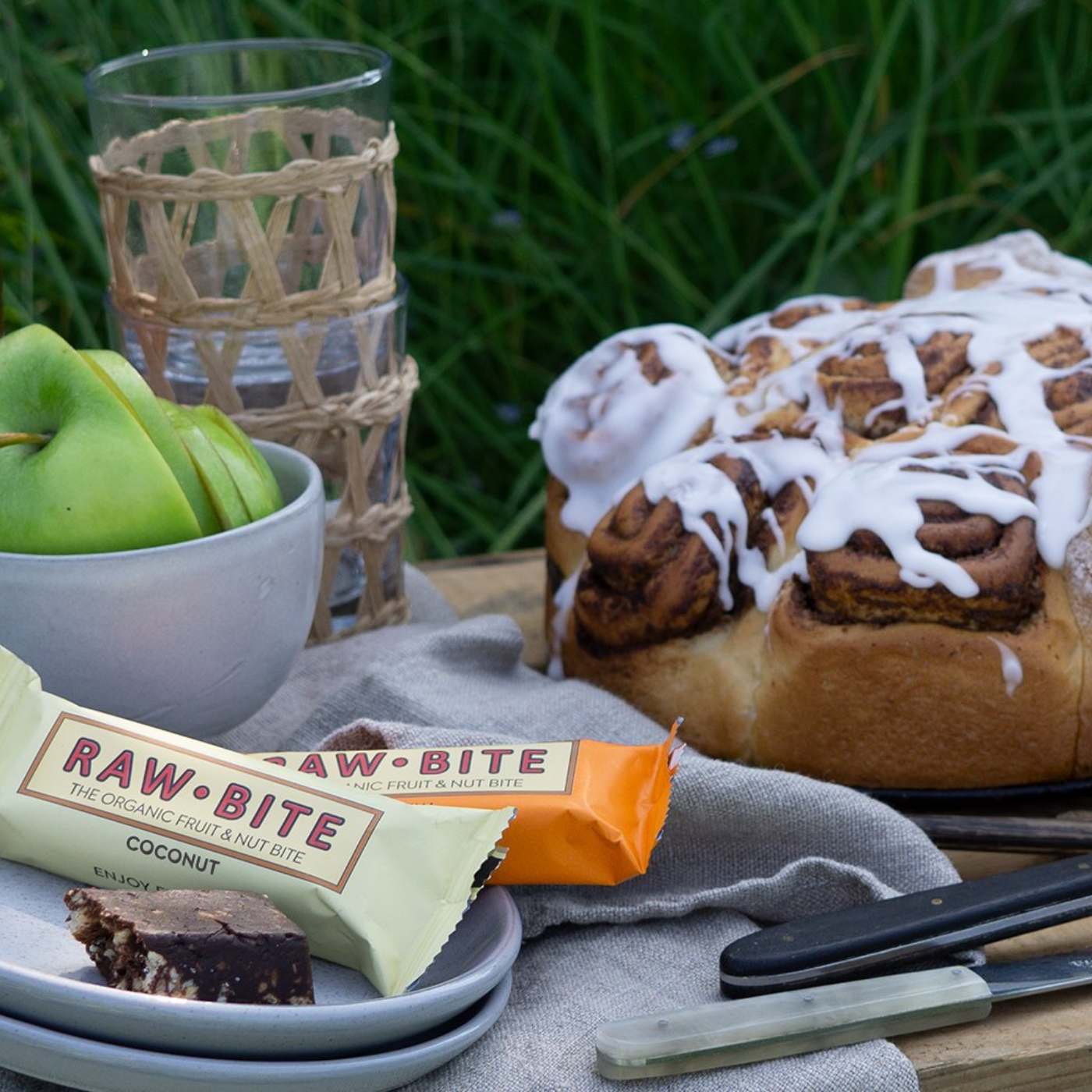 Kanelsnegle på picnicbordet