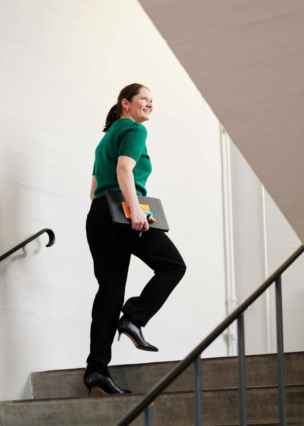 Kvinde går op ad trappen med RAWBITE