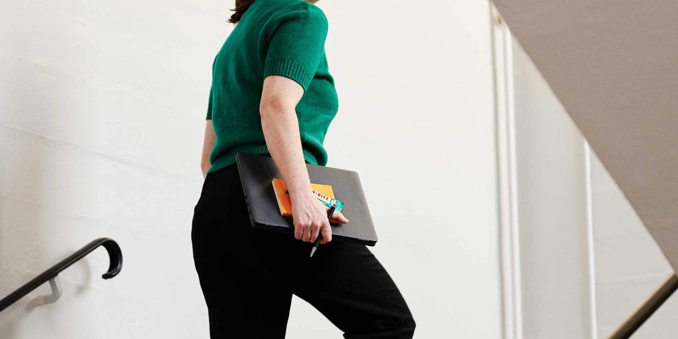 Kvinde går op ad trappen med RAWBITE